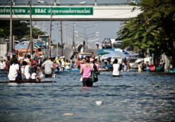 Evakuasi warga saat terjadi banjir di Bangkok beberapa tahun silam